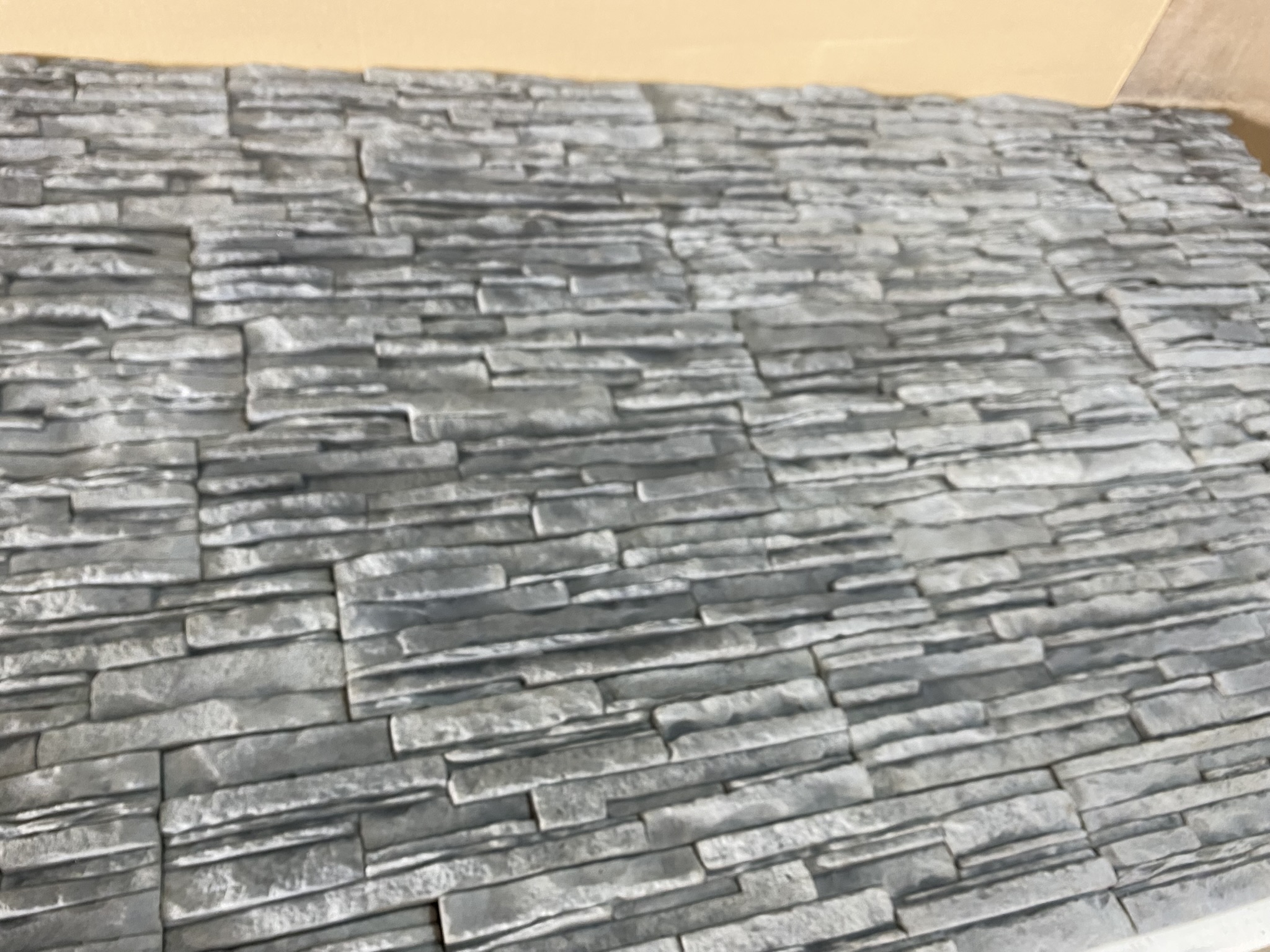 Ozdobná bridlica na stenu